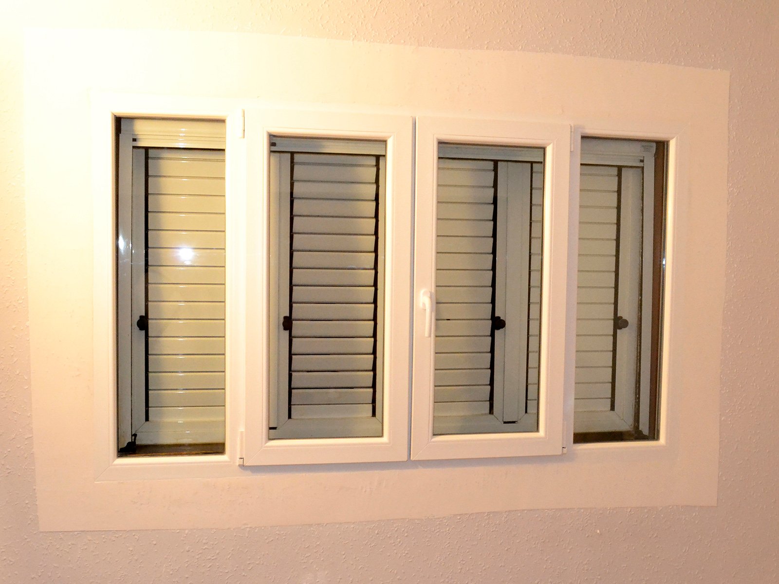 Окно ПВХ REHAU поворотно-откидное с ролетами установленное в Валенсии цвет белый